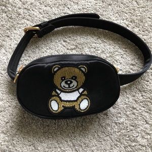 Selling a moschino bet bag